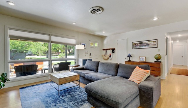 Mid Century Zilker Home - steps to Barton Springs