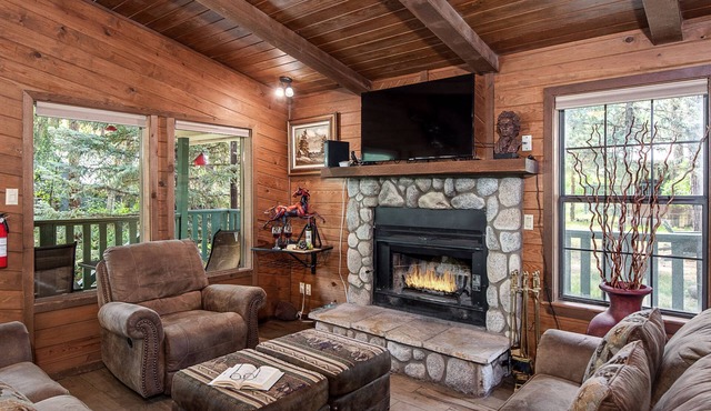 Midtown Riverfront Complex | Hot Tubs, Fireplace!