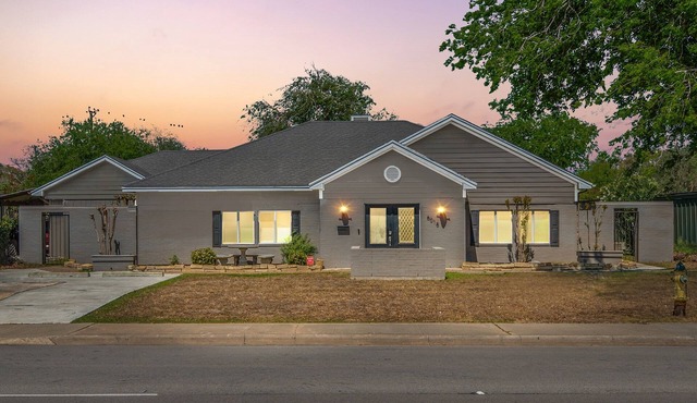 Mins to Ocean Drive, Bayfront, Fam Friendly, Quiet