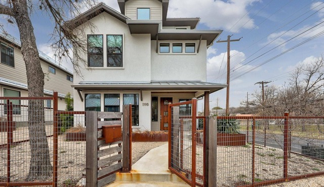 Minutes to Rainey St + Downtown, Downtown Views - Stylish Three Story Home - GuestSpaces