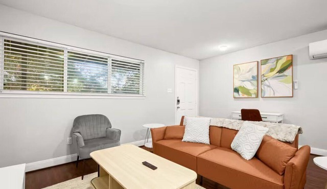 Modern 1BR in North Loop - Near UT & Downtown w/Free Parking