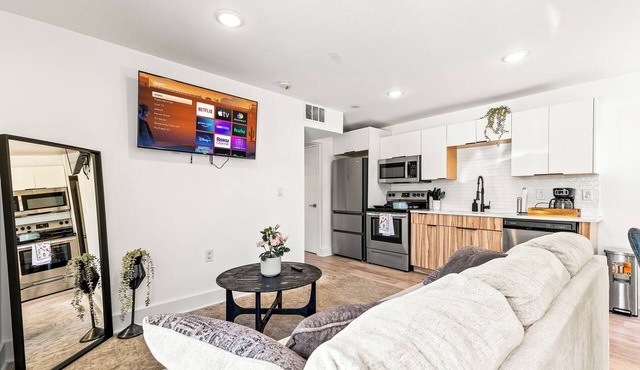 Modern 1BR Retreat, Near Downtown Dallas + Parking