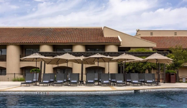 Modern 2 Queens | Pool & Spa Access | 7 mi to Cave Without a Name Adventures