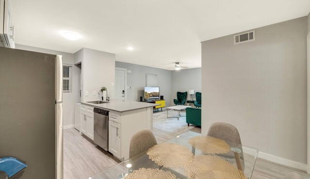 Modern 2BR Near UT Hyde Park Evonify