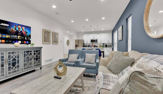 Modern 3BR Near Dallas Convention Center | Fits 12