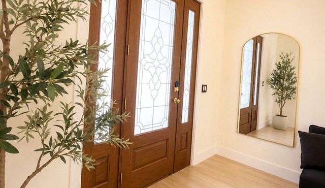 Modern 4-bedroom Craftsman house in suburbs right outside downtown Dallas