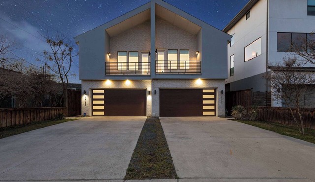 Modern 6BR Home | Game Room | 2 Kitchens | Yard