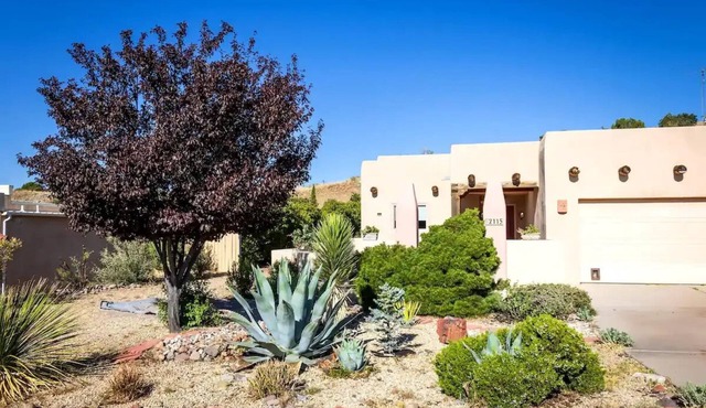 Modern Adobe close to Downtown
