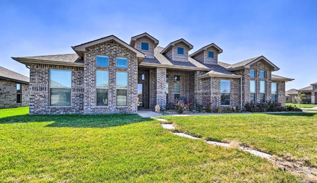 Modern Amarillo House w/Fire Pit + Hot Tub!
