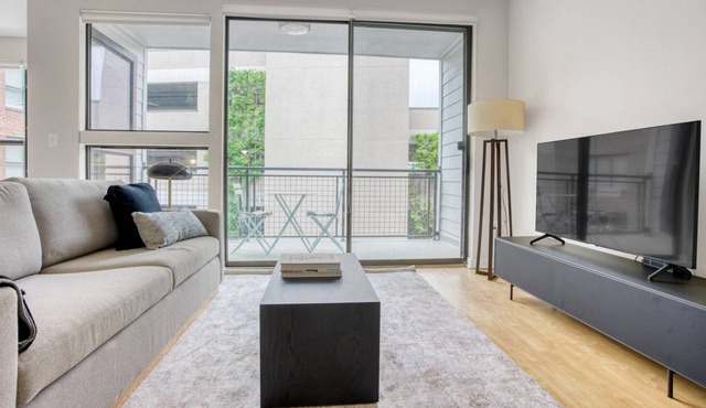Modern Barton Springs 1BR w/ Gym, Pool & W/D, nr Zilker, by Blueground