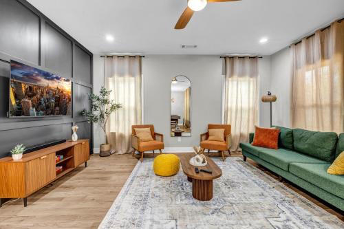 Modern Boho Luxe Oasis Near Downtown ATL with Spa and Fire-pit in Atlanta