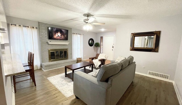 Modern Condo for Traveling Professionals - 30+ Day Stays