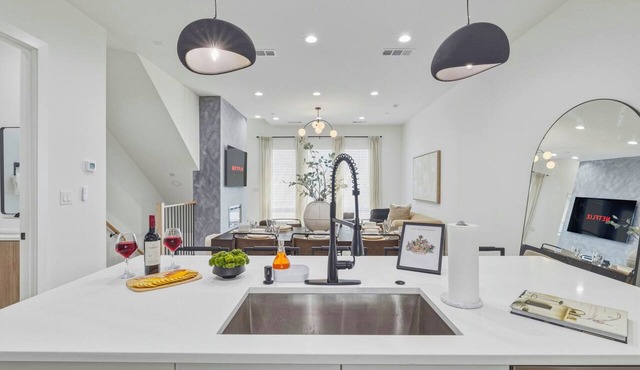 Modern Dallas Townhome Skyline Rooftop Grill Garage Sleeps 12