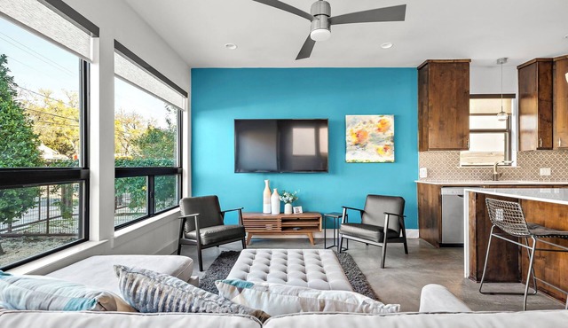 Modern East Austin Oasis: Near Rainey, Downtown & UT