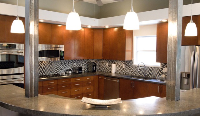 Modern Home Summer Pool & Spa Perfect for medical interns/travel professionals.
