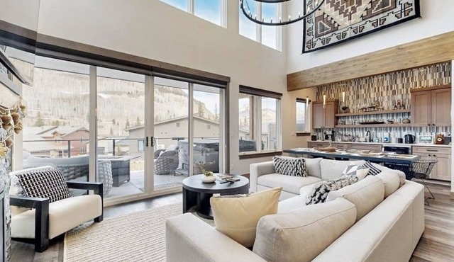 Modern mountain home with W/D, hot tub, full kitchen & near ski resort