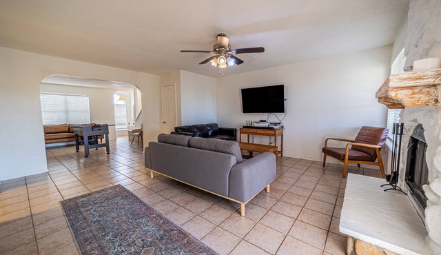 Modern Smart Townhouse | Premium Amenities | Nearby Restaurants | Full Kitchen