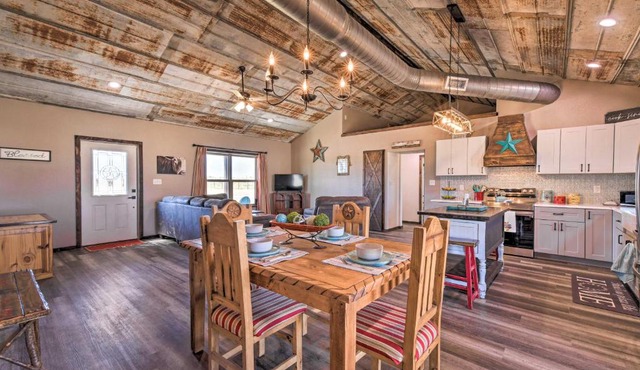 Modern Stephenville Farmhouse: 8 Mi to Dtwn!