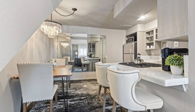 Modern & Stylish 2BR/1BA loft in Dallas’ Historic Deep Ellum/Junius Heights District. Features king & queen beds, private balcony, and access to an offsite award-winning courtyard retreat.