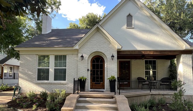 Monthly+ 1929 home in peaceful Castle Heights. Close to downtown, silos, Baylor.