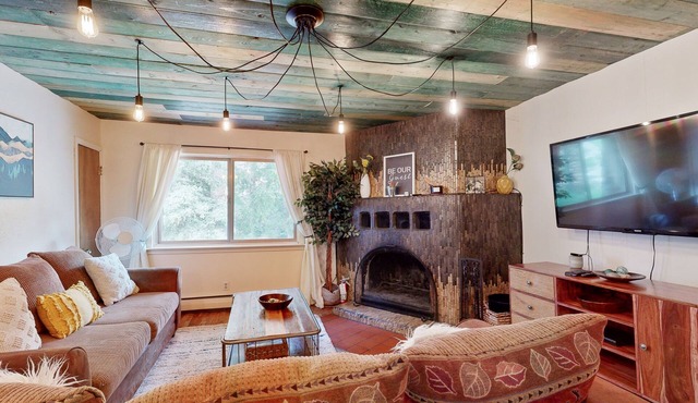 Mountain condo with fireplace - short drive to Arroyo Seco & Taos Ski Valley