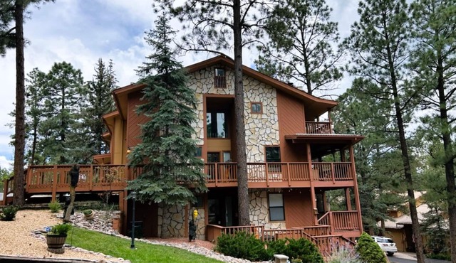 Mountain View Family Retreat, Game Room, Sleeps 10 and Pet Friendly!