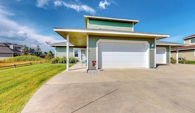 Mountain-view getaway with deck, pellet grill, fireplace, central AC, & WiFi