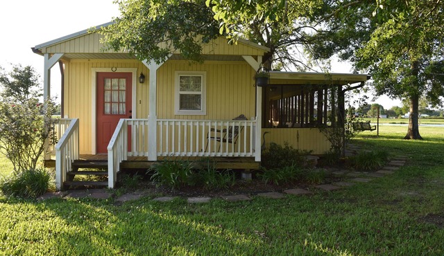 "My Playhouse" Enjoy the country views from the wrap around screened porch in Breaux Bridge