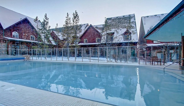 Mystic Springs Chalets - year round pool, hot tub, AC in Canmore