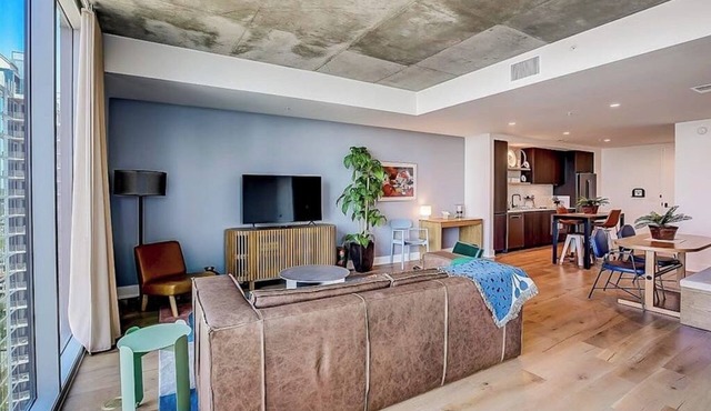 Natiivo 19th flr condo w/amazing lake-view balcony, rooftop pool, gym