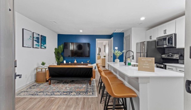 Near Medical District & Walkable to Oak Lawn Bars