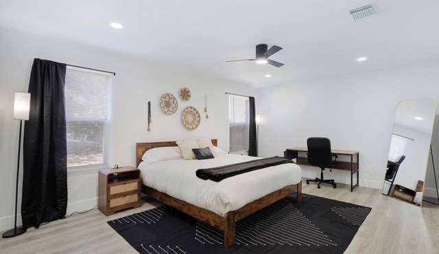 Near Universal Studios Kids TX - Sleeps 10 - King Suite