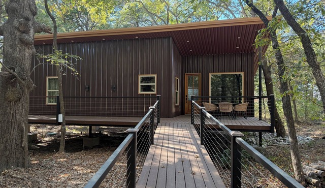 Nestled between both Bonham Lake and The New Bois D Arc Cozy 2-bedroom cabin in Bonham