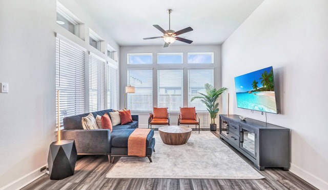 New Family Friendly w/King bed, Projector, Game room - Long-term stays!