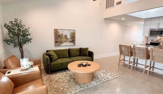 NEW Festival House KING Bed Luxe Amenities 70" TV in Lafayette