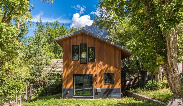 New Listing! Quaint Bungalow - Heart of Downtown Ouray - 30+ Day Stays
