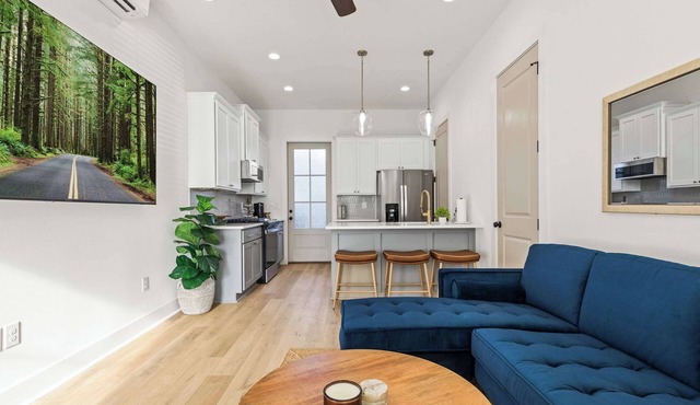 NEW Oakview Loft - River Ranch - 85" TV - Office - Nespresso - 2 King Beds in Lafayette
