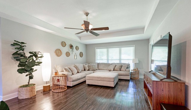 New Remodel Modern Decor 2 Minutes to Restaurants Mall of LA Target I-10 TopGolf in Baton Rouge