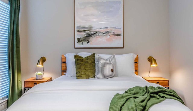 NEW! Urban Comfort | KING Bed Centrally Located