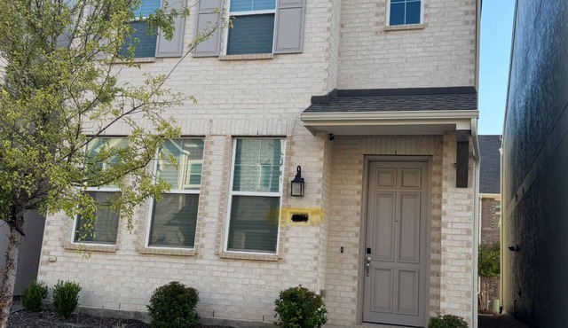 Newer 3-bedroom house in lovely North Richland Hills with AC
