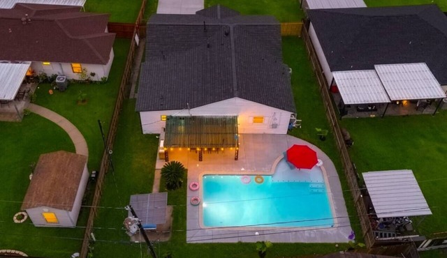 Newly updated Home with Pool, Patio, BBQ! 5BR 3BA 10mi from Downtown Sleeps 15 in Houston