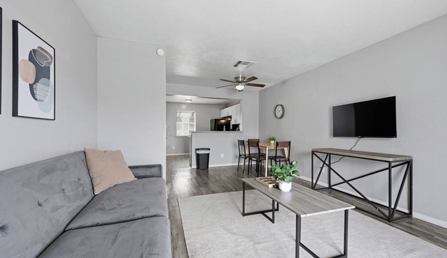 Nice and cozy 2BR townhome with full kitchen