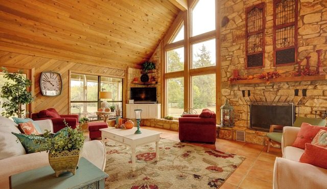 'Nini's Love' Cottage w/Deck + Fishing Pond!