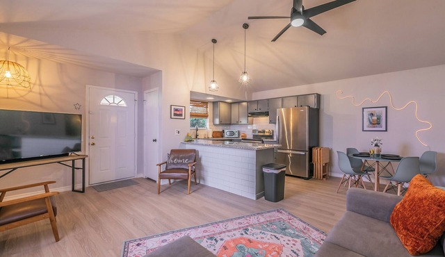 No Cleaning Fee!~King Bed~Near Dickies,TCU, cultural district~Sleeps 6