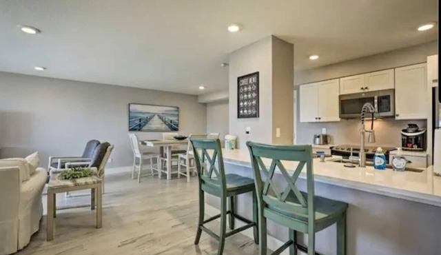 Oceanfront, 2 bed condo. Pool. Amazing views from all rooms of Ocean and beach in Flagler Beach