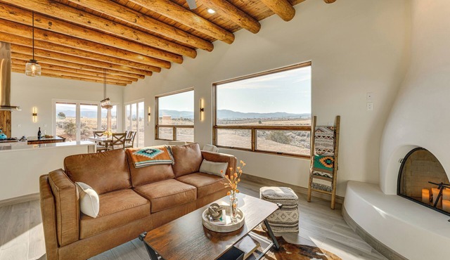 Panoramic Mtn Views! Serene Gem in Ranchos De Taos