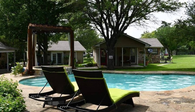 Paradise in the country w/Pool & hot tub! Unplug & Recharge. Pet friendly