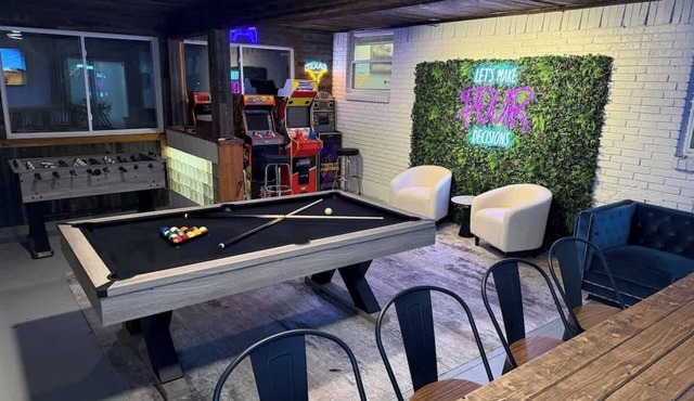 Paradise Playhouse w/Pool, Sauna, Bar & Games