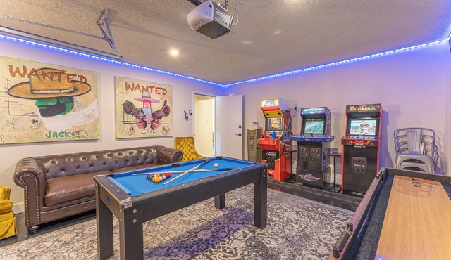 Party Pad! Sleeps 18, Arcade, Turf Sport Court, Stock Tank Pool, Heart of ATX!