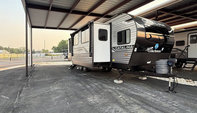 Peaceful 1-bedroom recreational vehicle with AC in Flint unit 2